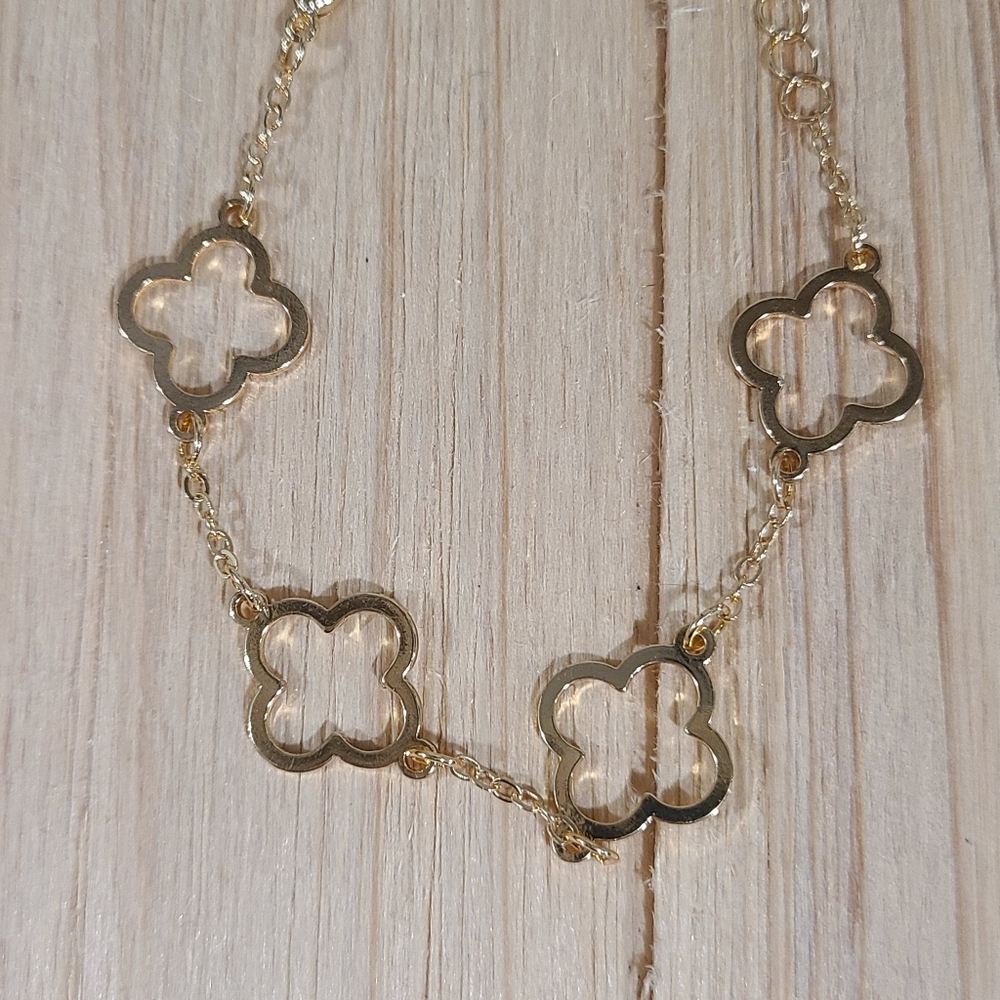 🍀🍀NEW🍀🍀BEAUTIFUL!! HOLLOW CLOVER Bracelet in GOLD Plating - Picture 5 of 15